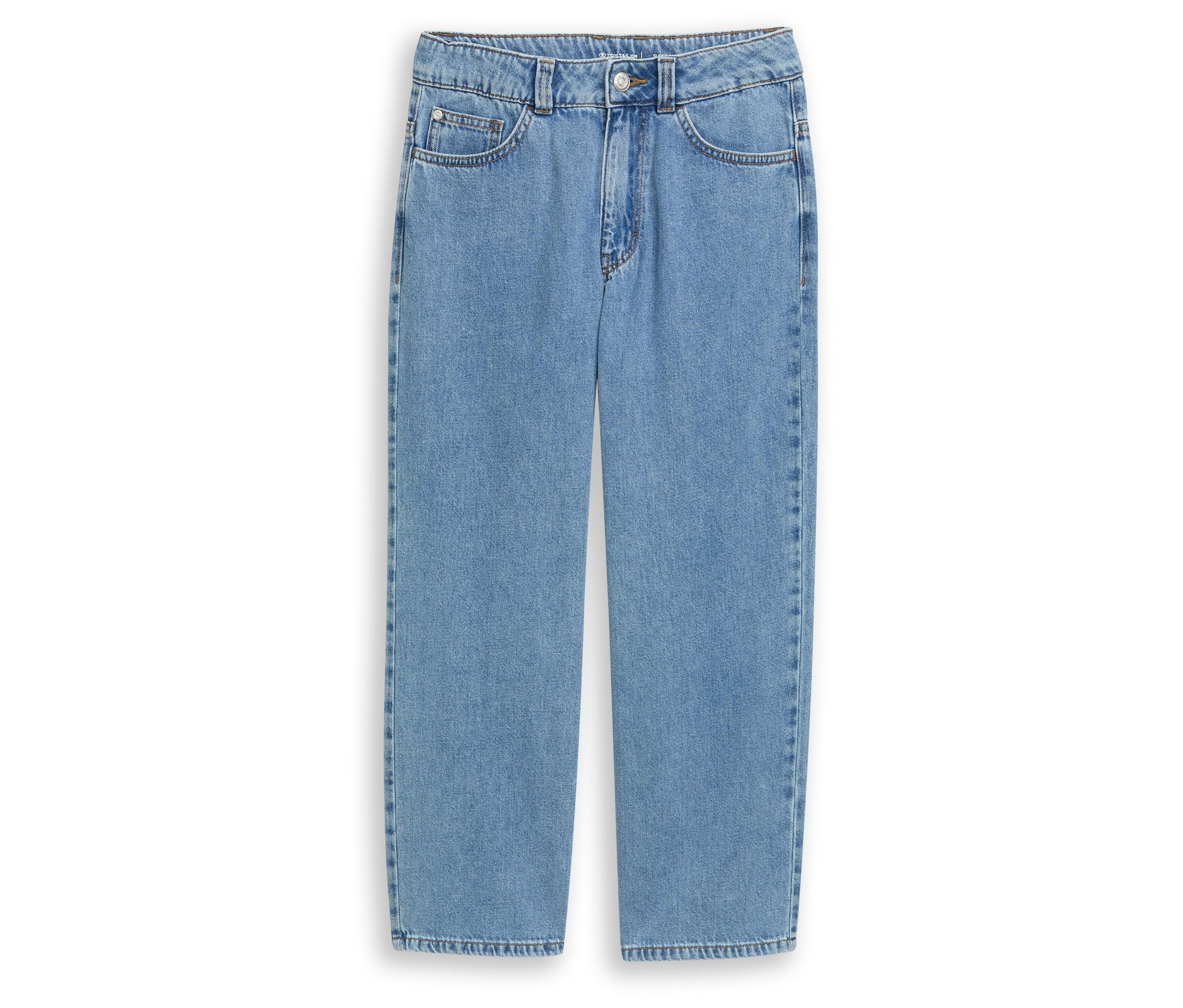 Un jean bleu clair à la coupe ample posé sur un fond blanc.