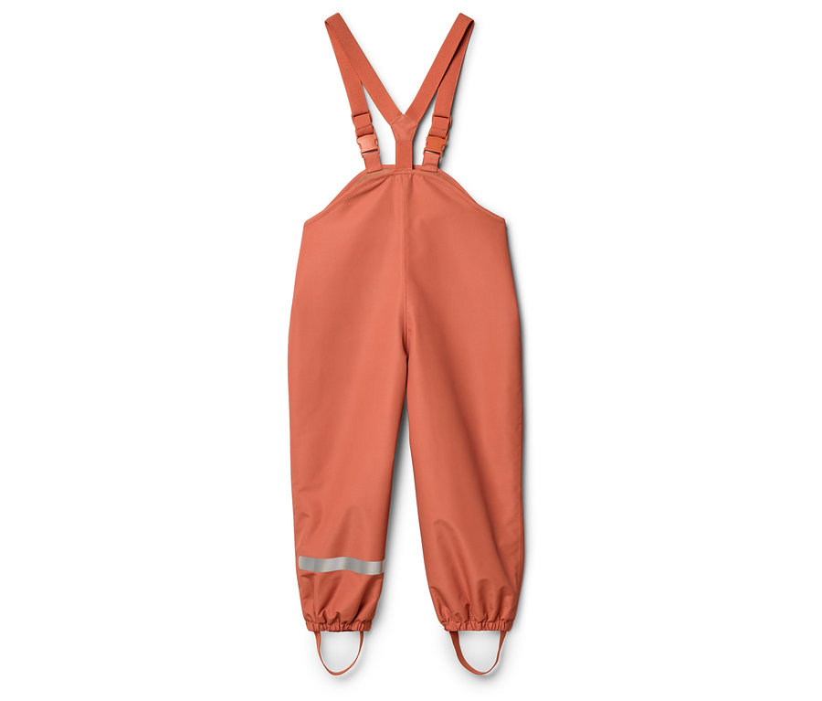 Pantalon de pluie orange à bretelles avec bretelles réglables et bandes réfléchissantes au bas des jambes.