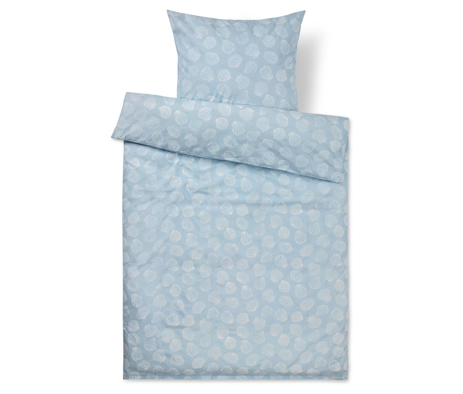 Ensemble de literie comprenant une taie d'oreiller et une housse de couette bleu clair avec motif de coquillages blancs.