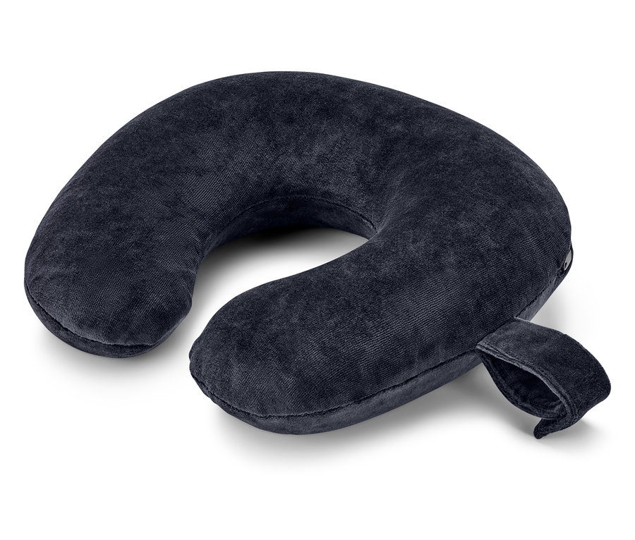 Un coussin de nuque bleu foncé est posé sur un fond blanc.