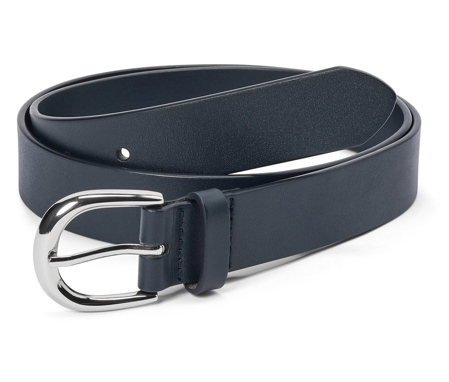 Sur un fond blanc, une ceinture bleu marine avec une boucle argentée.