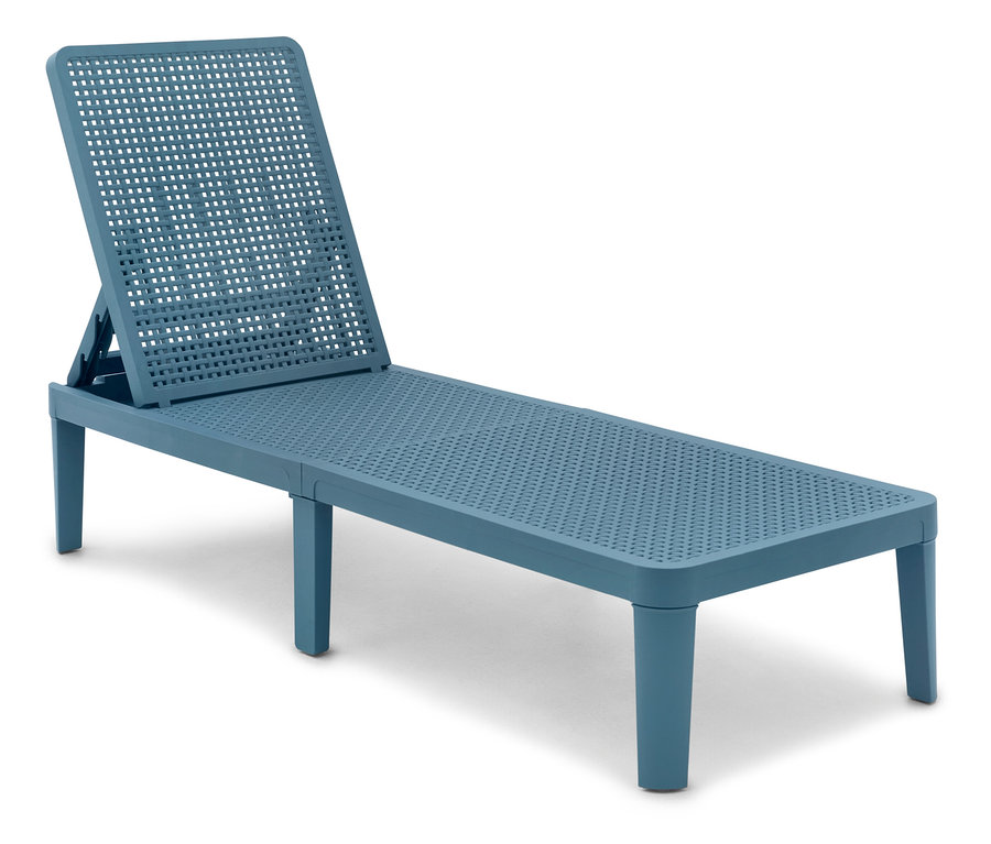 Un transat bleu avec dossier réglable sur fond blanc.