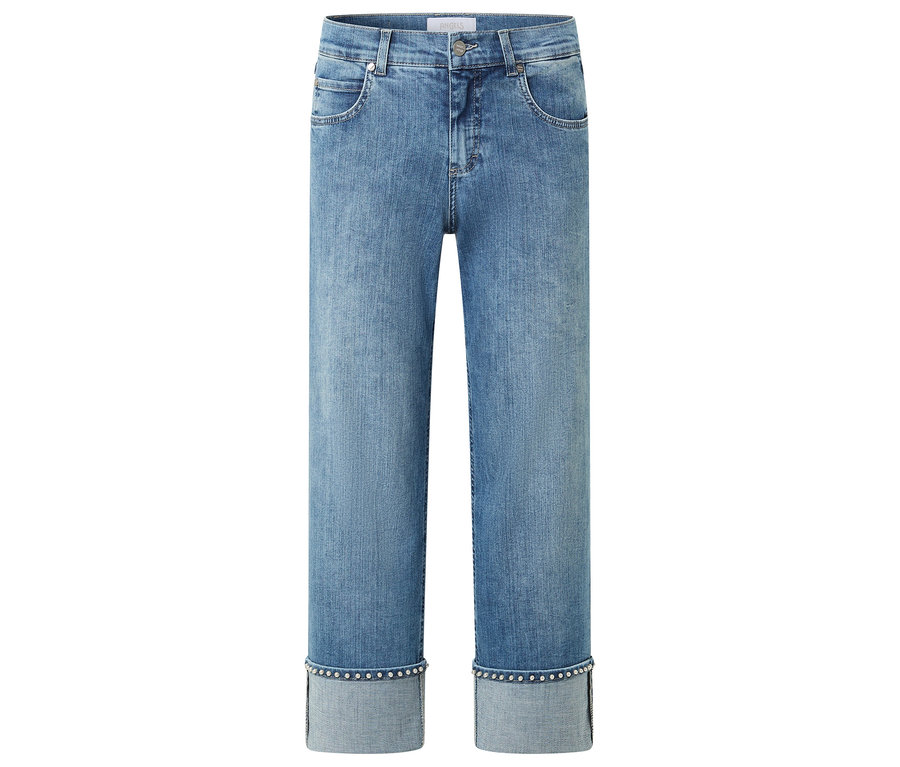 Un jean Angels Denim « Linn Cool » bleu clair avec des ourlets retroussés et ornés de strass sur fond blanc.
