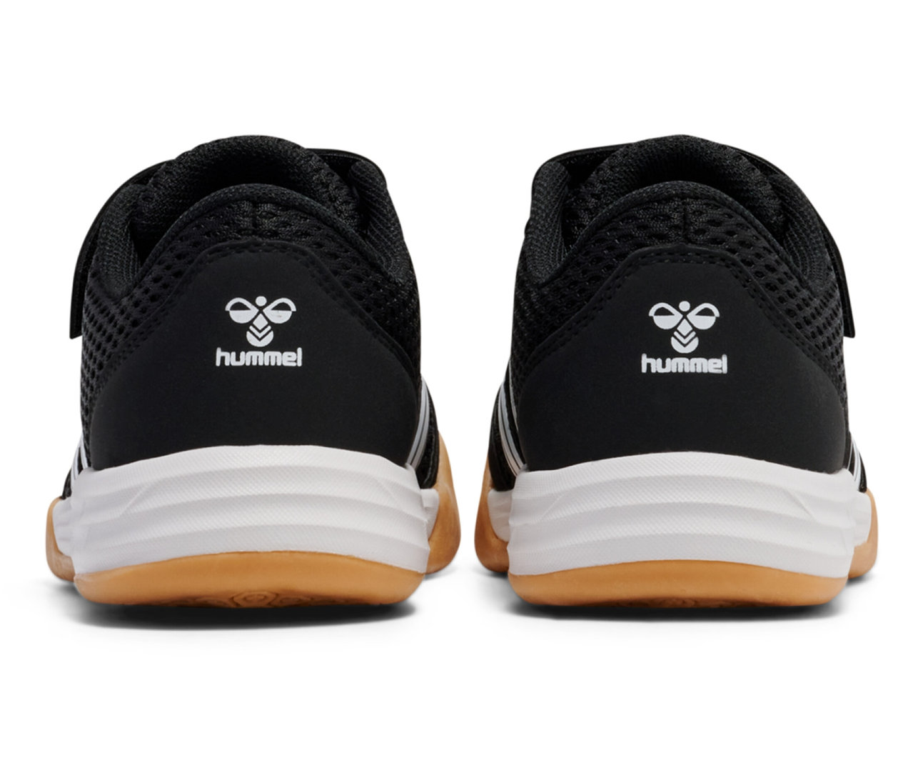 Vue arrière des chaussures noires Multiplay Flex VC JR hummel® avec semelle blanche et semelle extérieure en caoutchouc marron.