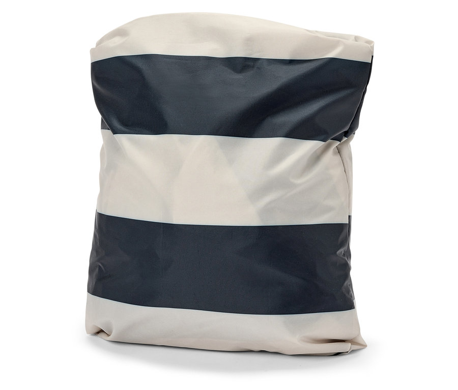 Un pouf rayé blanc et bleu marine rempli se dresse sur un fond blanc.