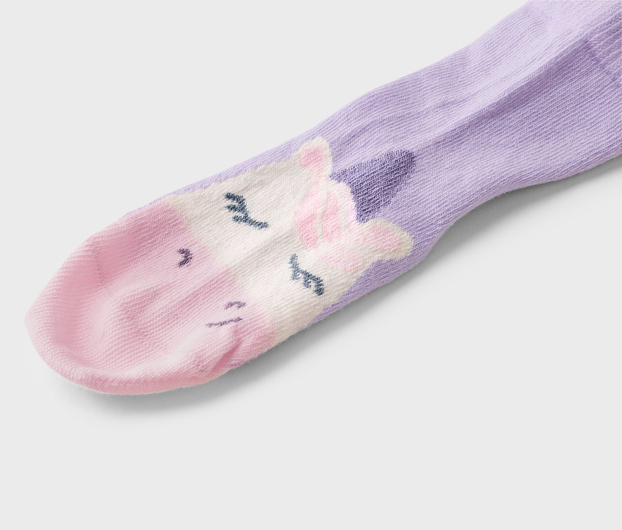 Gros plan d'une chaussette violette avec un motif de licorne sur le bout.