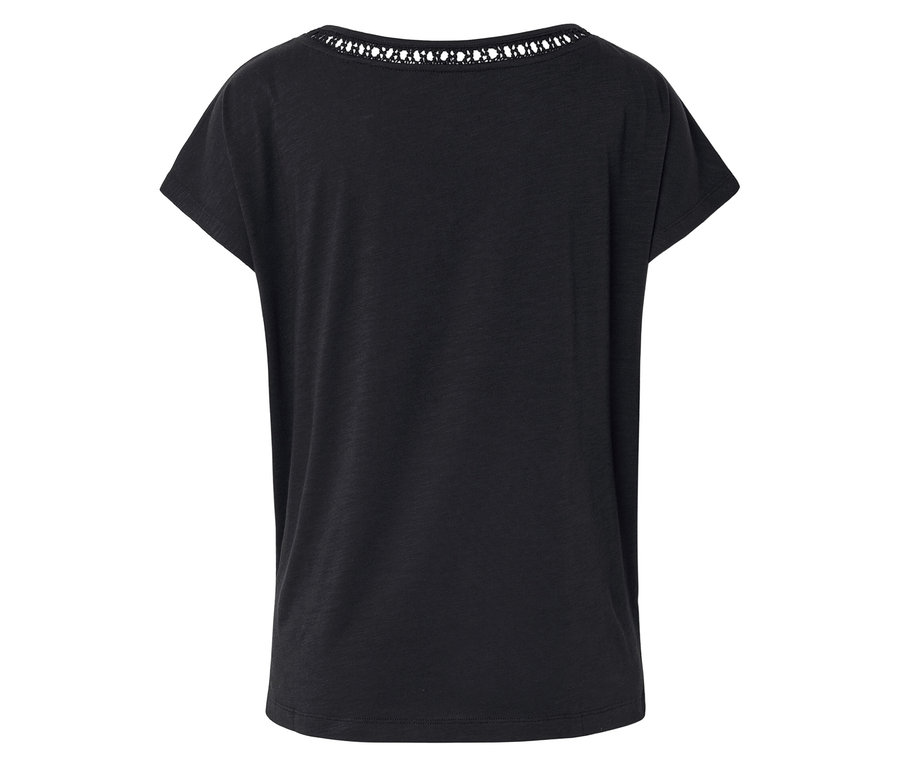 Vue arrière d'un t-shirt noir avec une bordure en dentelle à l'encolure.