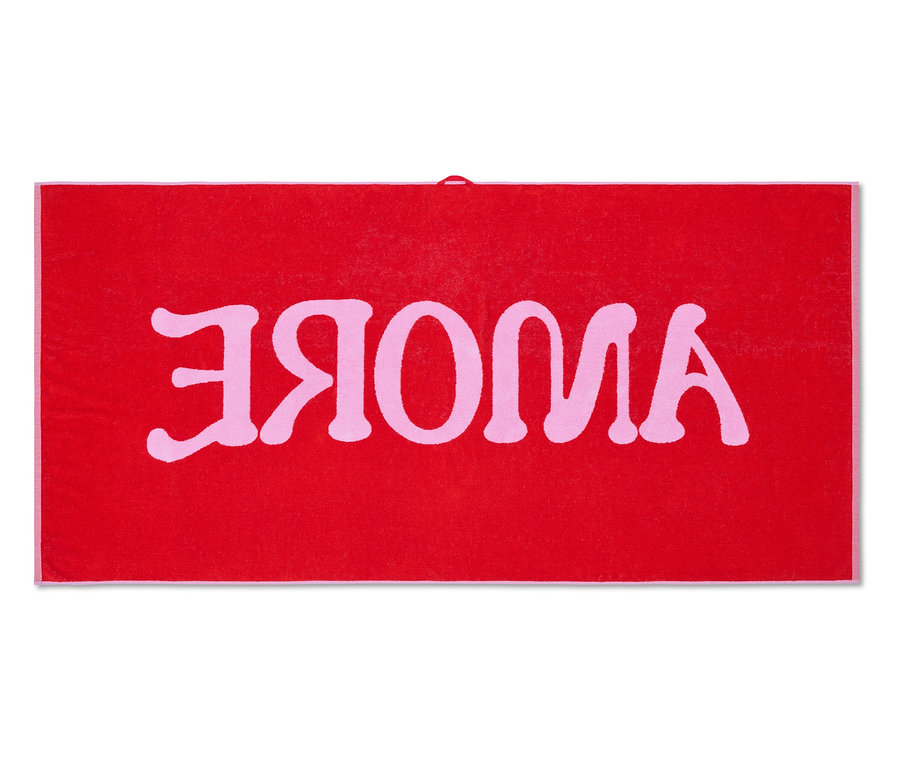 Serviette rouge avec lettrage rose.
