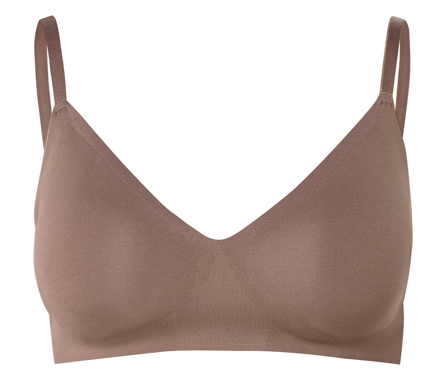 Un soutien-gorge couleur chair avec une encolure en V et de fines bretelles sur un fond blanc.