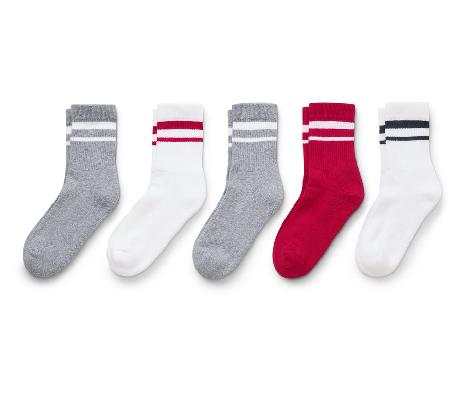 Cinq chaussettes sont alignées : deux chaussettes grises à rayures blanches, une chaussette blanche à rayures rouges, une chaussette rouge à rayures blanches et une chaussette blanche à rayures noires.