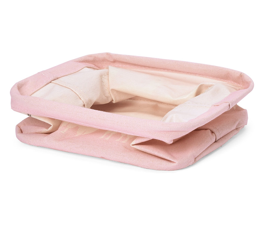 Gros plan d'un panier en tissu rose vide.