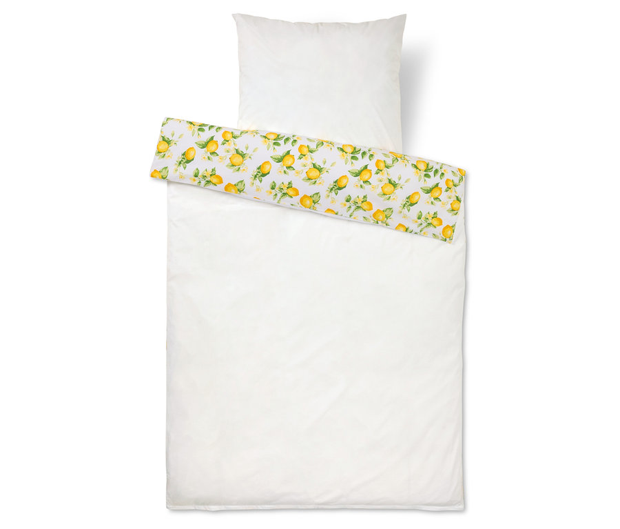Vue de dessus d'un oreiller blanc et d'une couette à motif citron.