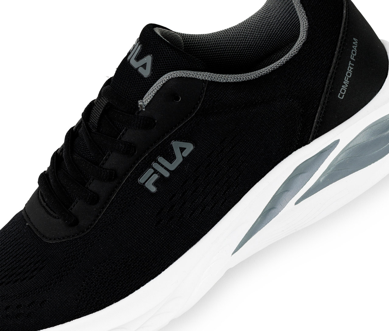 Gros plan d'une sneaker FILA Specctris noire avec une semelle blanche et des détails gris.