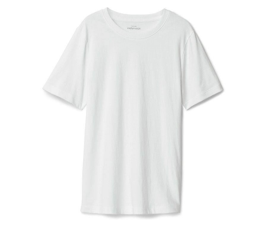 Un t-shirt blanc est posé sur une surface blanche.