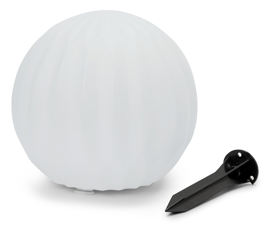 Une lampe sphérique blanche est posée à côté d'un pic de terre noir.