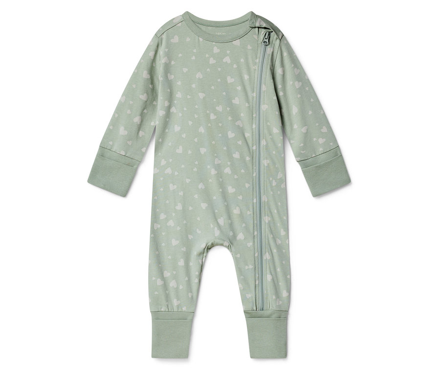 Une grenouillère vert clair avec fermeture éclair intégrale et motif de cœurs.