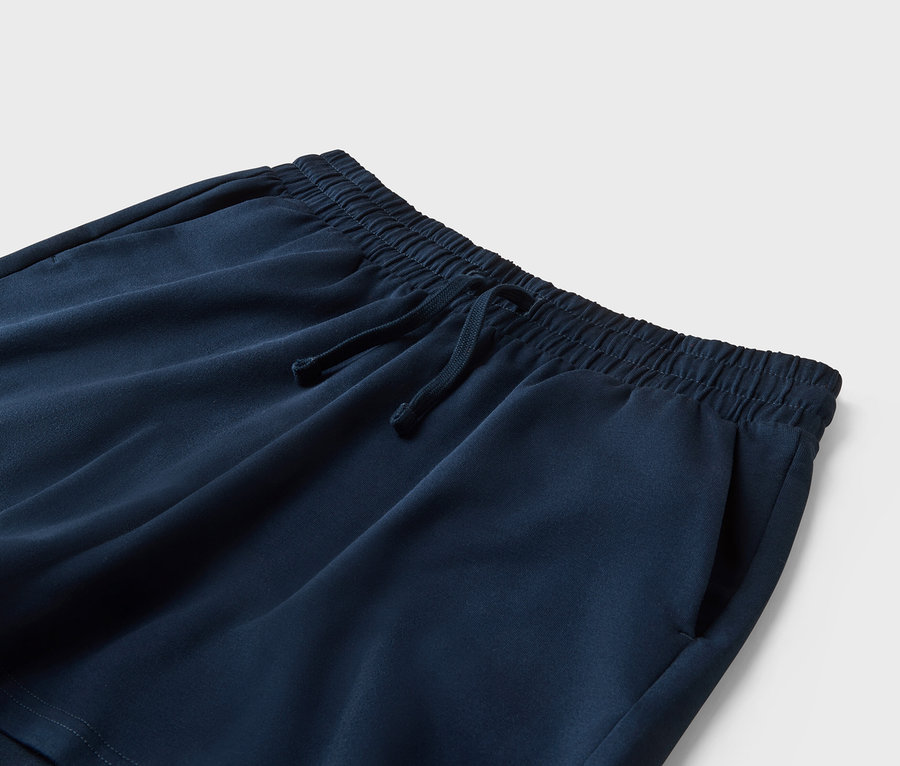 Gros plan d'un short bleu marine avec cordon de serrage et poches.
