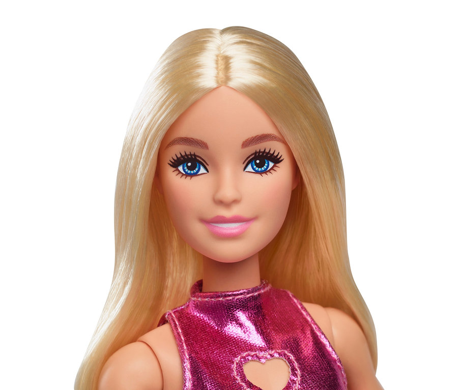 Gros plan sur une poupée Barbie blonde portant une robe rose scintillante avec une découpe en forme de cœur.