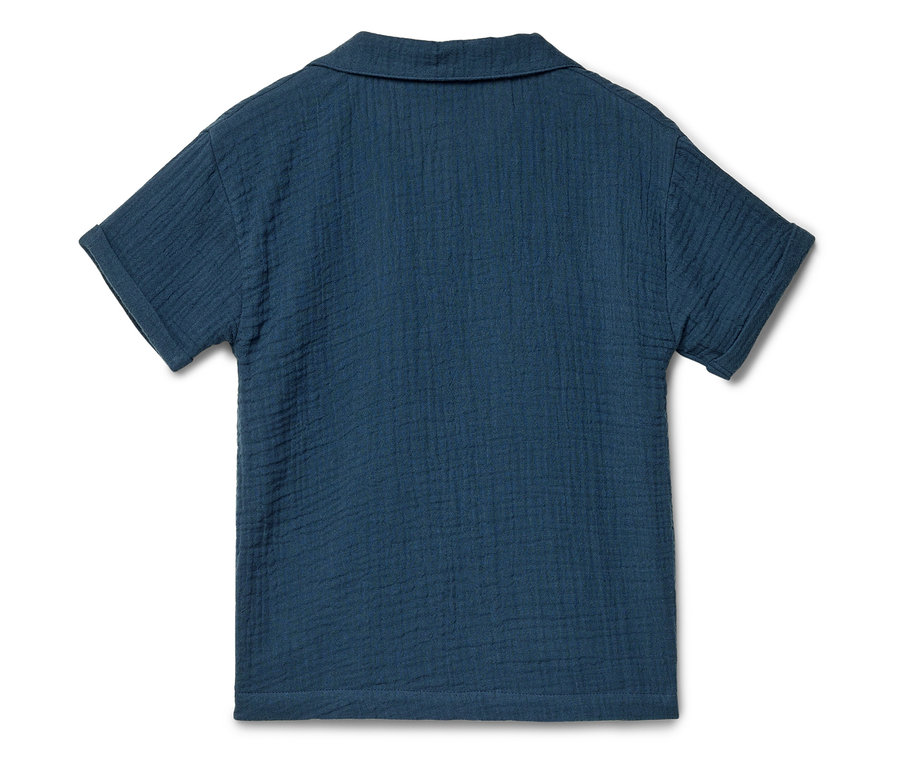 Gros plan d'une chemise bleu marine à manches courtes avec un col.