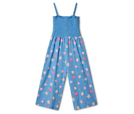 Combinaison tissée pour enfant, longueur 7/8, de couleur bleue, avec un haut smocké et des bretelles spaghetti. Le pantalon est orné d'un motif de coquillages et d'étoiles de mer roses et oranges.