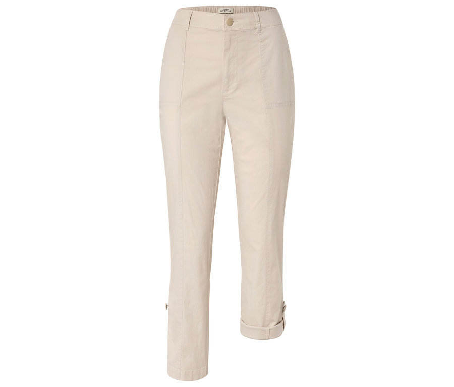 Pantalon capri beige avec ourlet retroussé.