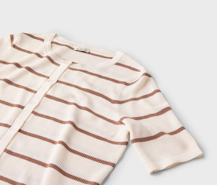Gros plan d'un cardigan à manches courtes à rayures marron et boutons sur fond blanc.