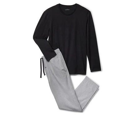 Un t-shirt noir à manches longues et un pantalon de pyjama gris rayé sont posés sur un fond blanc.