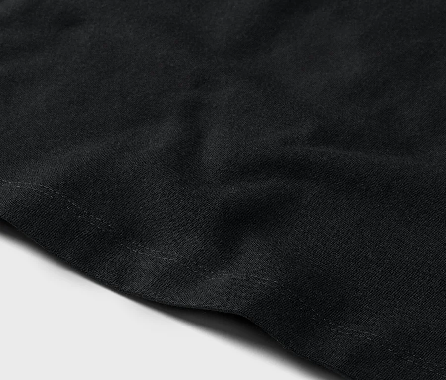 Gros plan d'un tissu noir avec une couture sur le bord.