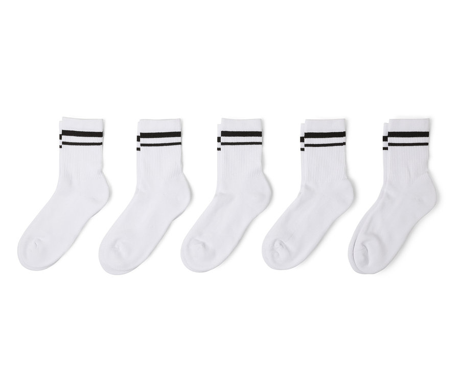 Cinq chaussettes blanches avec des rayures noires sur le dessus sont alignées sur un fond blanc.