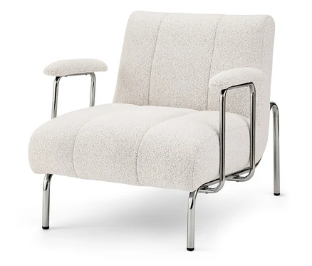 Un fauteuil crème en tissu bouclé avec un cadre en métal chromé se dresse sur un fond blanc.