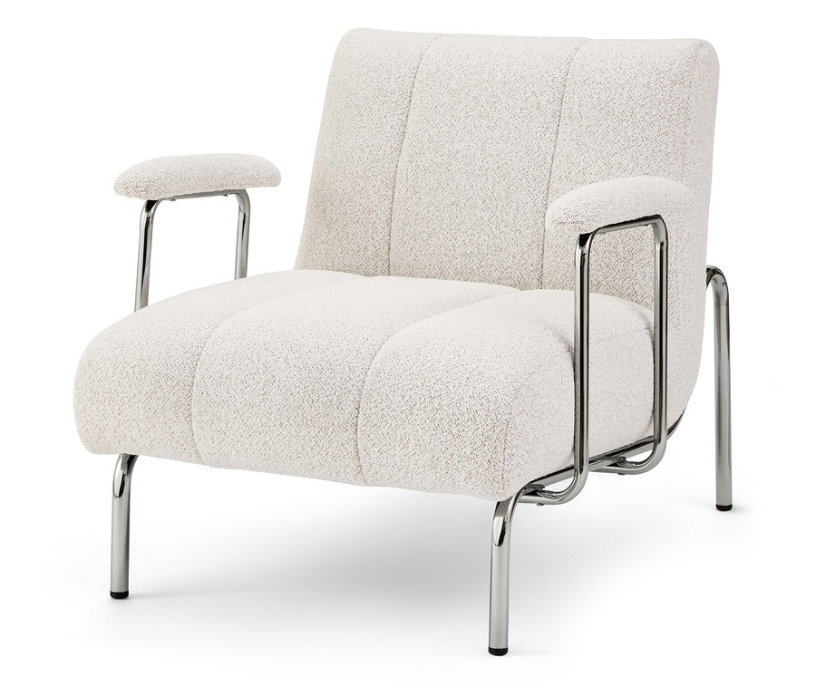 Un fauteuil crème en tissu bouclé avec un cadre en métal chromé se dresse sur un fond blanc.