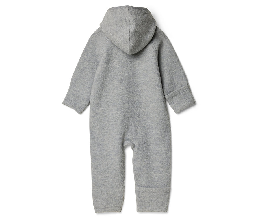 Vue arrière d'une combinaison grise pour bébé avec capuche, manches longues et pieds.