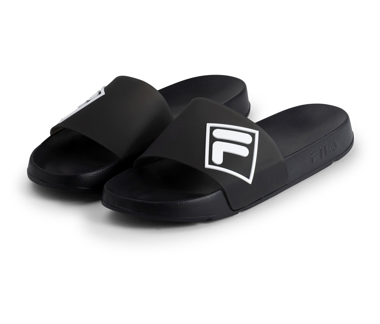 Une paire de mules FILA Lugo noires pour homme avec des logos Fila blancs sur les brides, sur fond blanc.