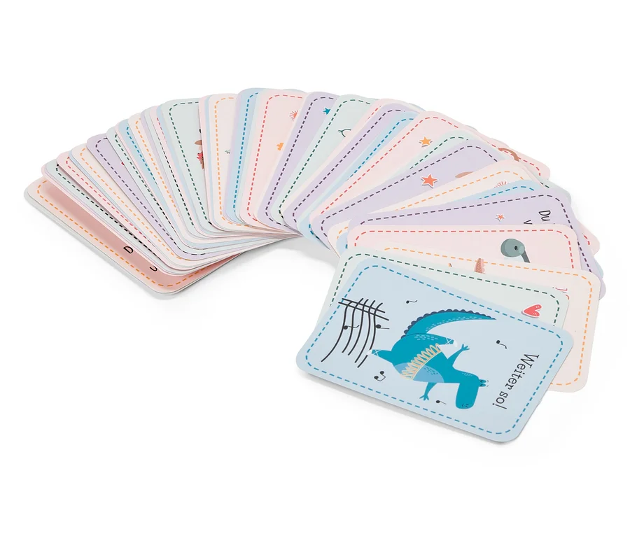 Cartes à coins arrondis disposées en éventail avec des illustrations, dont un crocodile avec des portées.