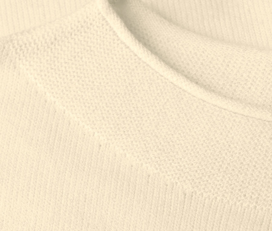 Gros plan d'un pull en tricot à bord roulé beige de Street One.