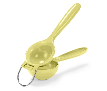 Presse-citron jaune en plastique et métal.