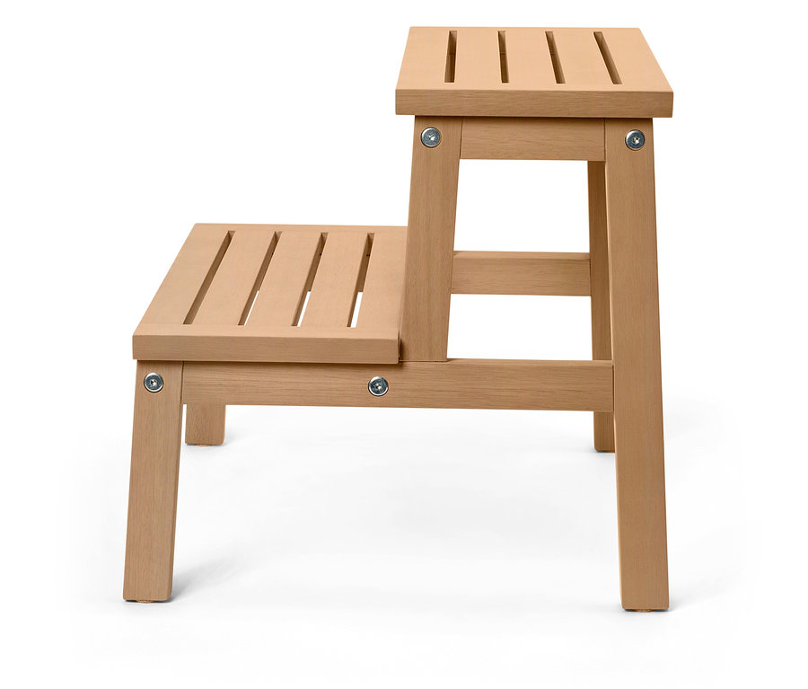 Un marchepied en bois clair avec deux marches sur un fond blanc.