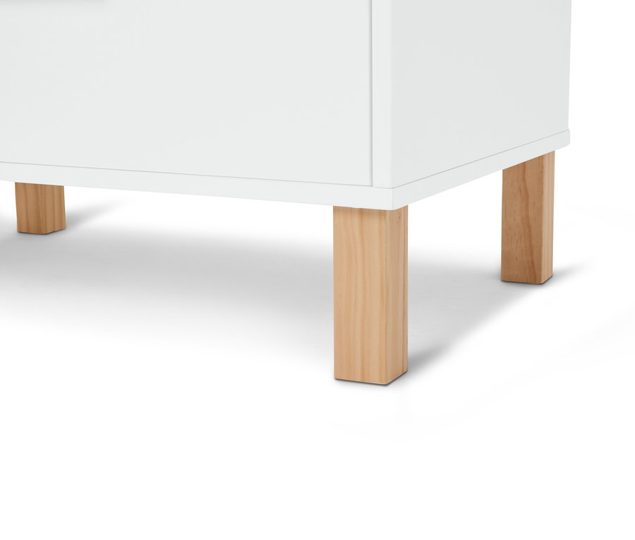 Gros plan d'une armoire blanche avec des pieds en bois marron clair.