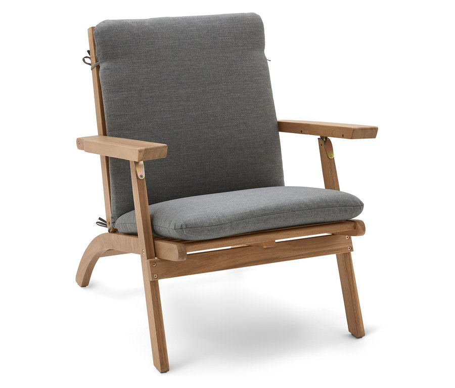 Un fauteuil individuel avec coussin gris et cadre en bois sur un fond blanc.