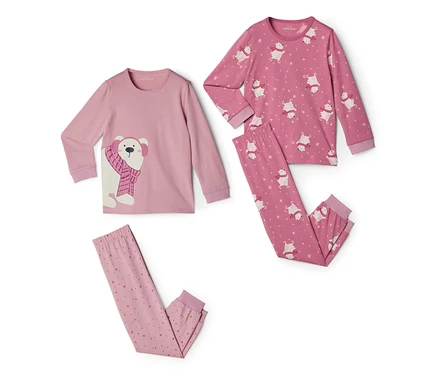 Deux ensembles de pyjamas roses pour enfants. Un ensemble rose clair présente un grand ours polaire sur le haut et un pantalon à motifs d'étoiles. L'autre ensemble rose plus foncé a un motif intégral de petits ours polaires et d'étoiles.