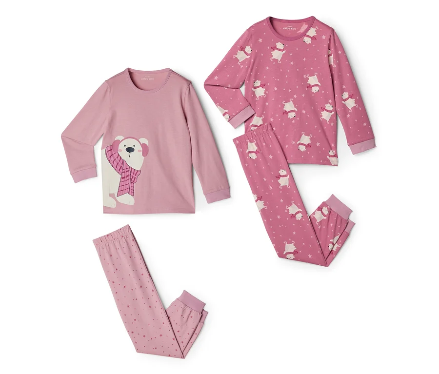 Deux ensembles de pyjamas roses pour enfants. Un ensemble rose clair présente un grand ours polaire sur le haut et un pantalon à motifs d'étoiles. L'autre ensemble rose plus foncé a un motif intégral de petits ours polaires et d'étoiles.