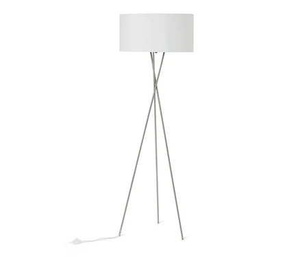 Lampadaire moderne avec un abat-jour cylindrique blanc et une base trépied argentée à trois pieds. Un cordon d'alimentation blanc part de la base.