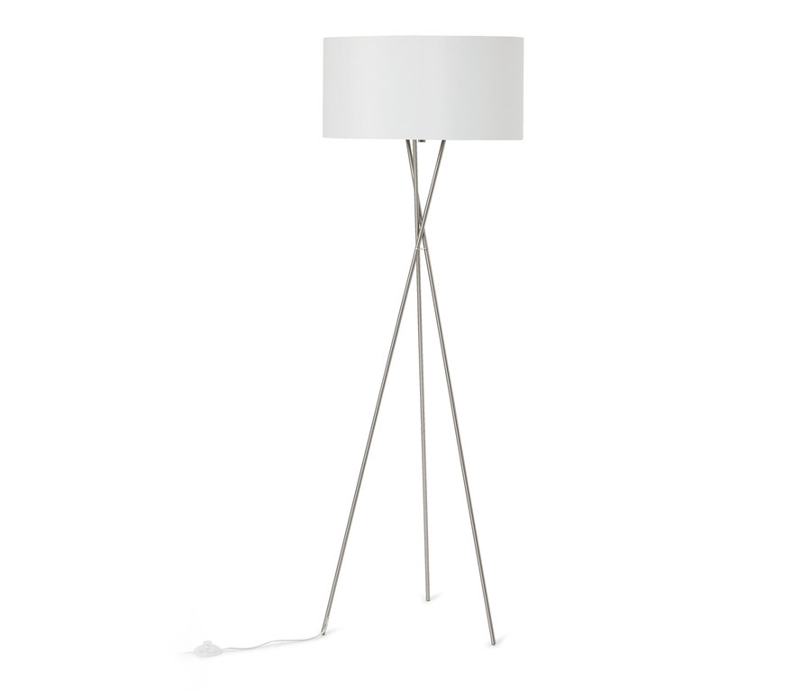 Lampadaire moderne avec un abat-jour cylindrique blanc et une base trépied argentée à trois pieds. Un cordon d'alimentation blanc part de la base.