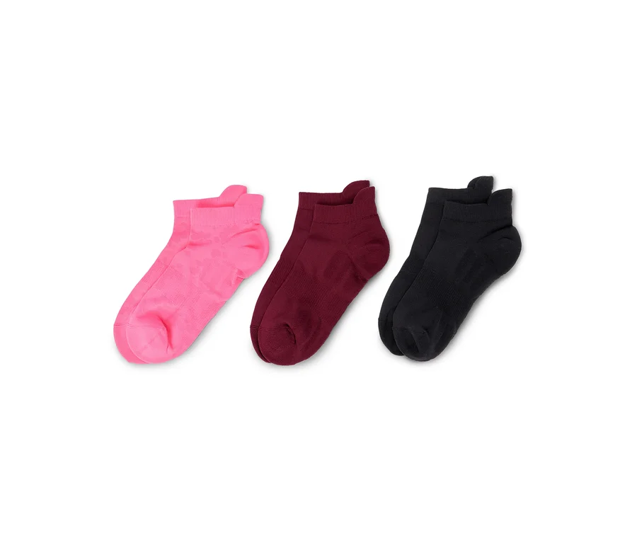Trois paires de chaussettes roses, bordeaux et noires sont posées côte à côte sur un fond blanc.