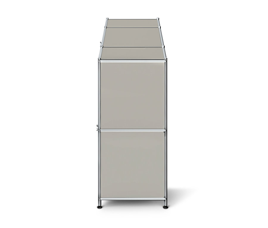 Armoire modulaire haute et étroite avec des panneaux gris clair et un cadre chromé, vue de dessus.