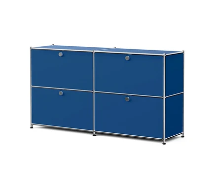 Un buffet bleu foncé avec quatre compartiments, chacun avec une porte et une poignée ronde chromée, sur un cadre chromé avec de petits pieds noirs.