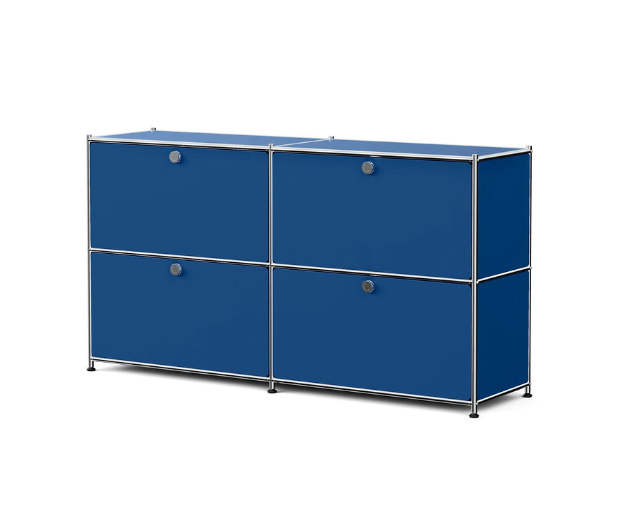 Un buffet bleu foncé avec quatre compartiments, chacun avec une porte et une poignée ronde chromée, sur un cadre chromé avec de petits pieds noirs.
