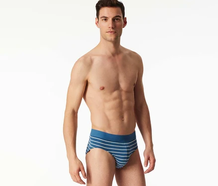 Homme portant un slip SCHIESSER Rio rayé bleu et blanc.