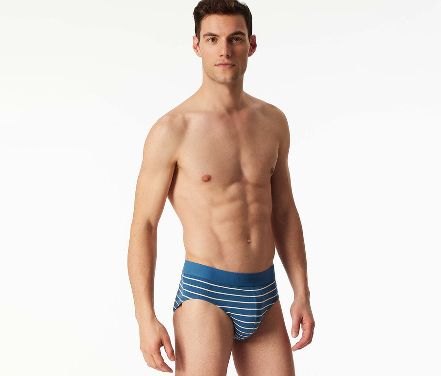 Homme portant un slip SCHIESSER Rio rayé bleu et blanc.