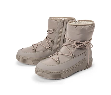 Deux bottes d'hiver marron clair avec des semelles épaisses et crantées, des tiges rembourrées et des lacets rose clair. La botte gauche a une fermeture éclair latérale, et les deux sont doublées de fausse fourrure blanche.
